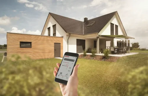 Modernes Haus mit Smarthome-Steuerung für die Sonnenschutzsysteme