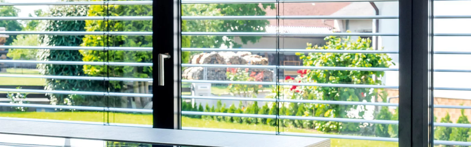 Jalousien in modernem Haus